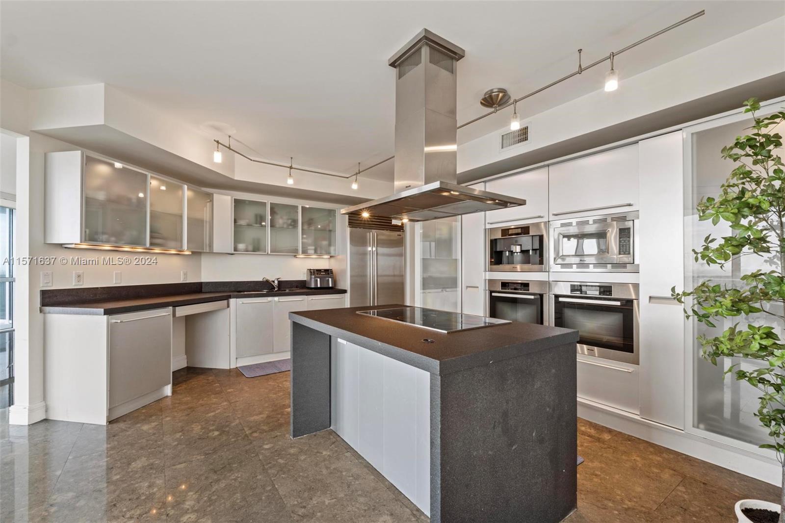 TRUMP ROYALE CONDO - Residential