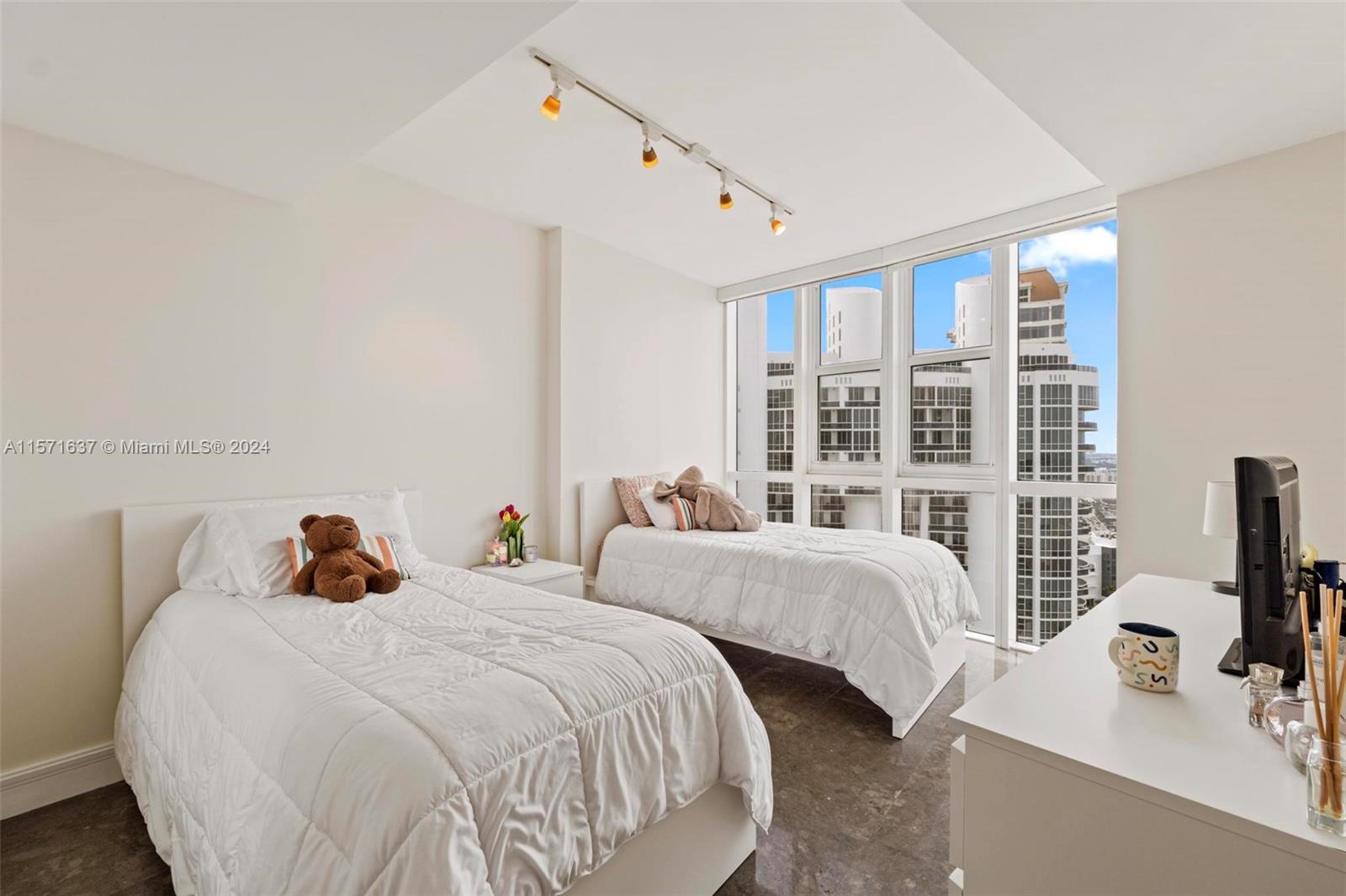 TRUMP ROYALE CONDO - Residential