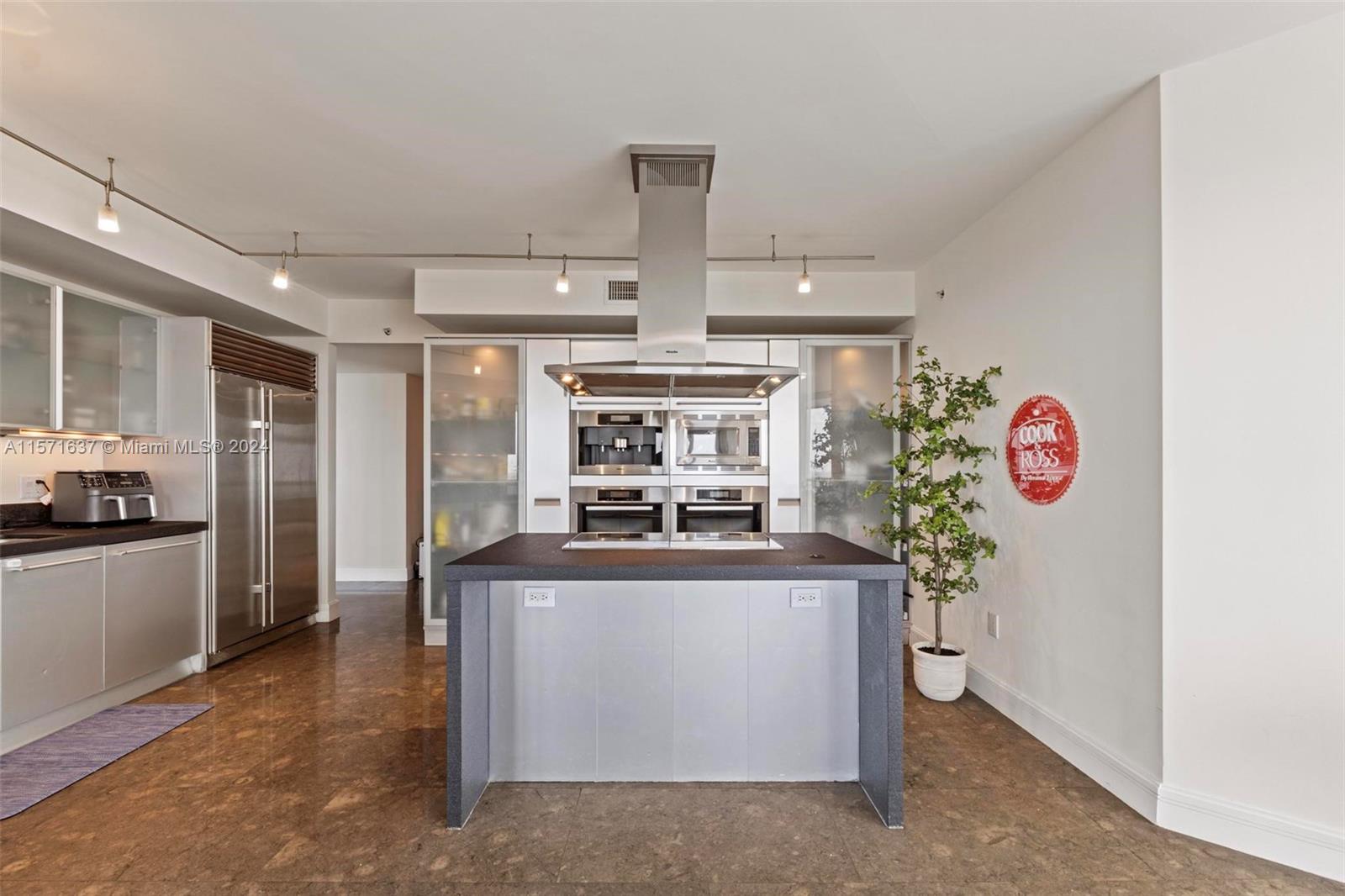 TRUMP ROYALE CONDO - Residential