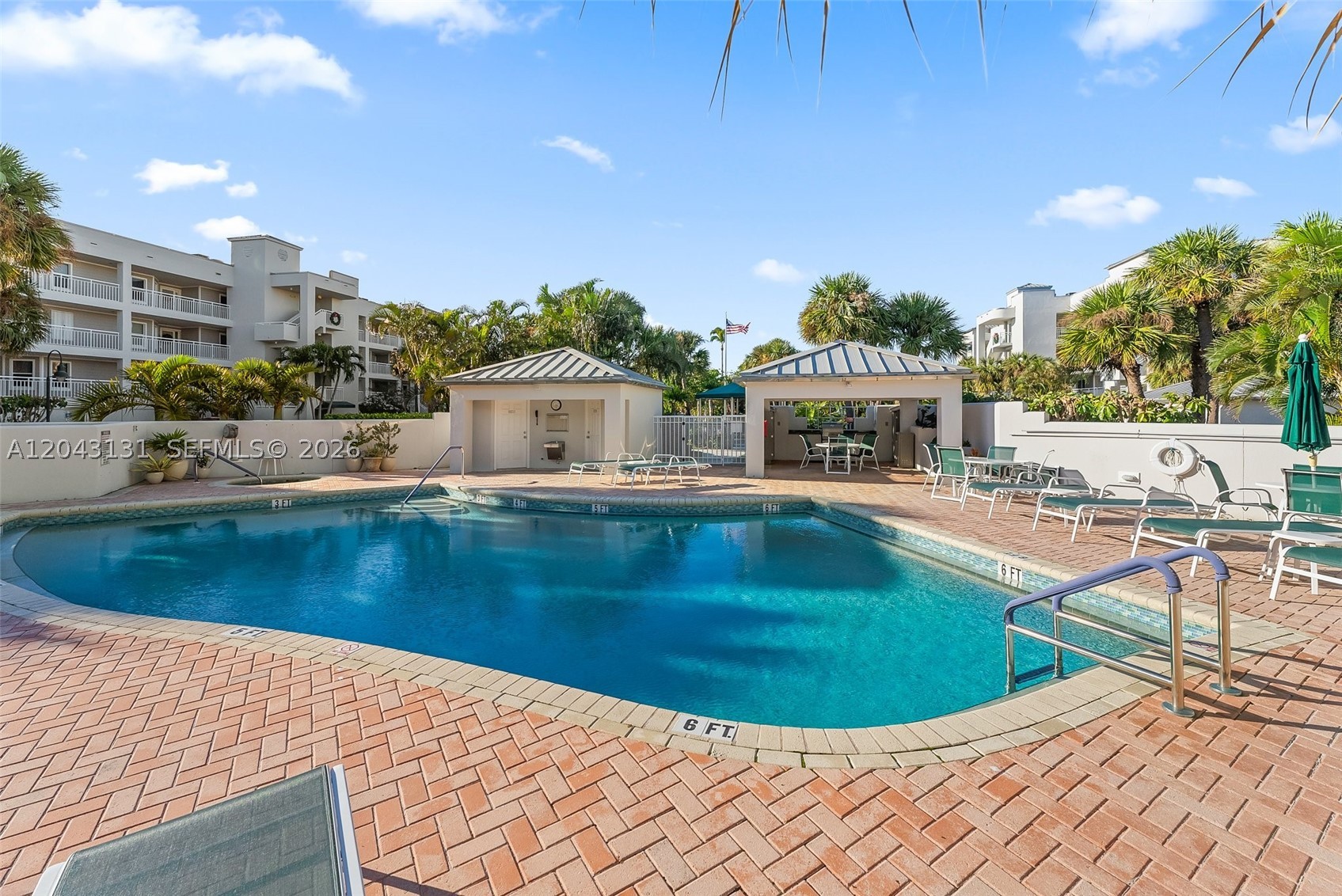 145 NE Edgewater Dr 4105