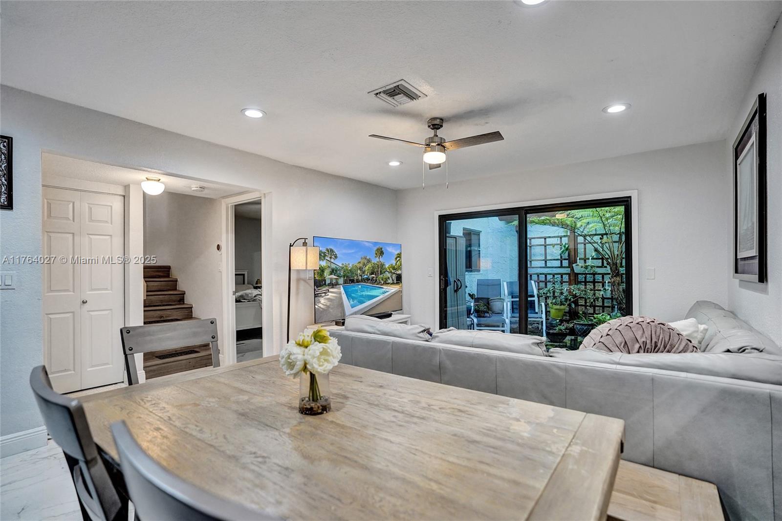 PINEAPPLE WALK 1 - Residential