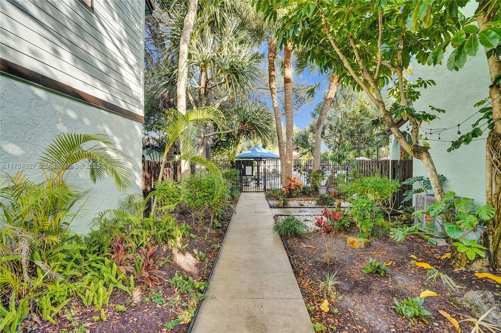 PINEAPPLE WALK 1 - Residential