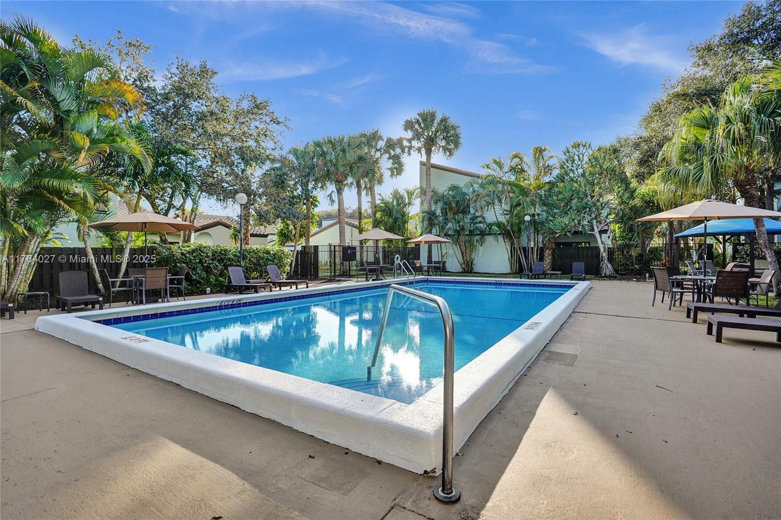PINEAPPLE WALK 1 - Residential