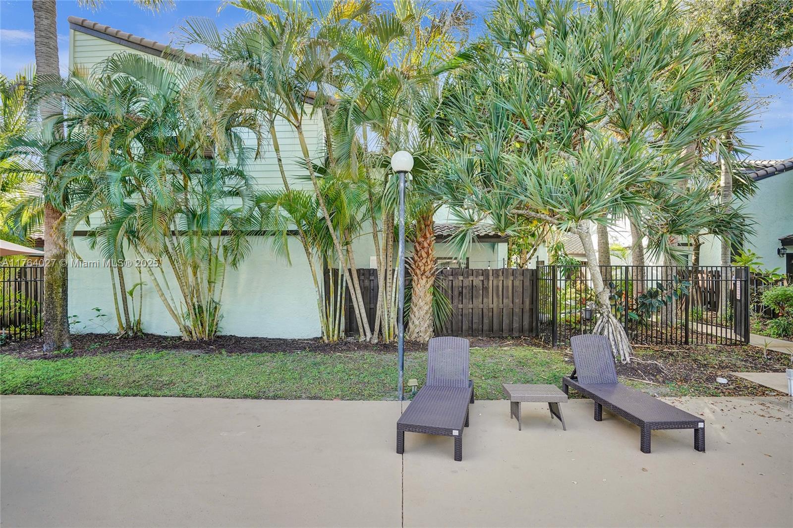 PINEAPPLE WALK 1 - Residential