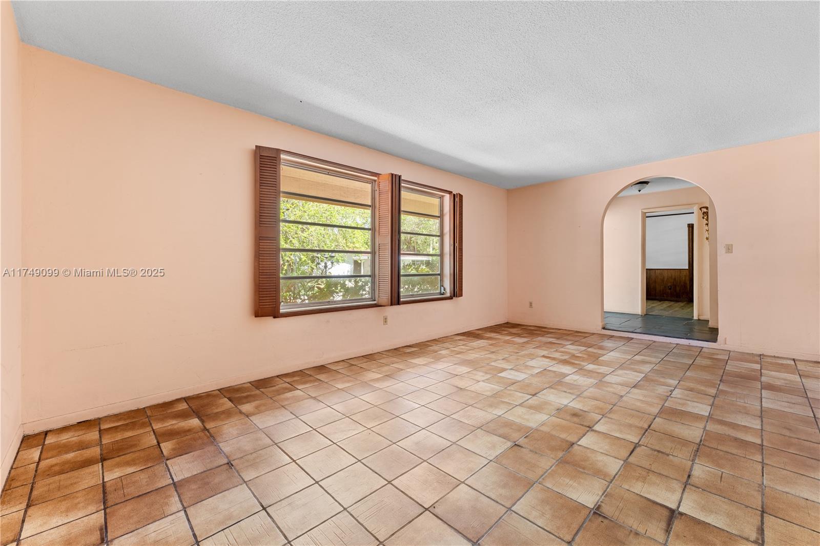 100 W Sunrise Ave