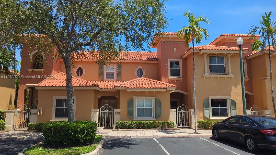 Spacious 3 bedrooms 2 1/5, looking the lake in a gate community. Club house, pool an ammenties. Next to train station, I-95 and 595, and Hollywood Intl Airport