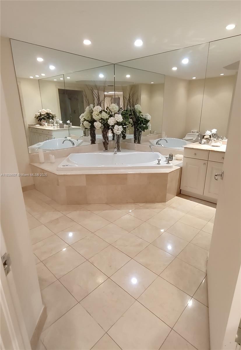 GRAND BAY RESIDENCES COND - Residential