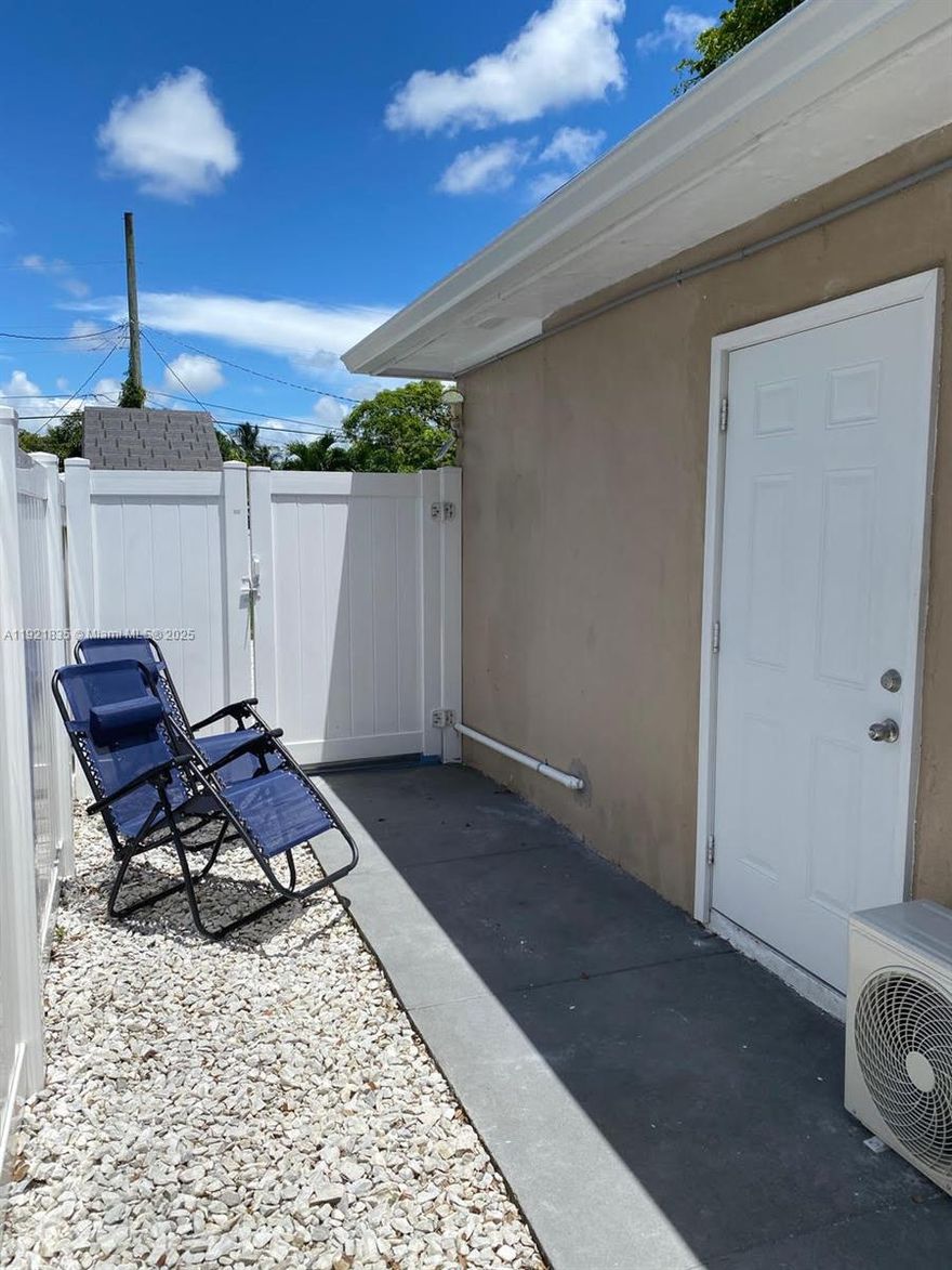 Cozy and private efficiency in a quiet North Miami neighborhood. Features an independent entrance and excellent privacy. ALL UTILITIES INCLUDED: electricity, water, and high-speed internet. Conveniently located near major highways, Biscayne Blvd, shopping, and public transportation. Ideal for one responsible tenant. Quick approval