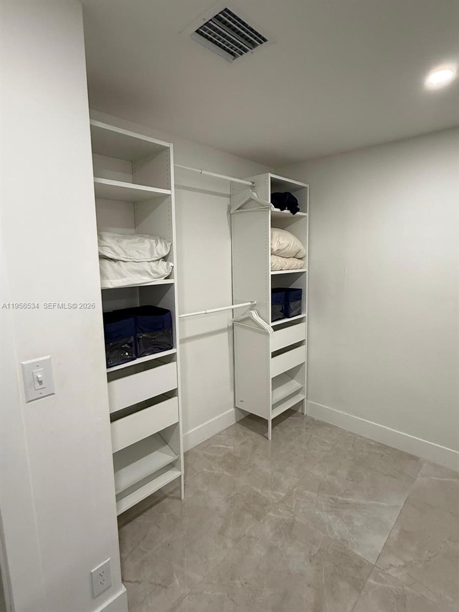 OCEAN PARK - Residential Lease