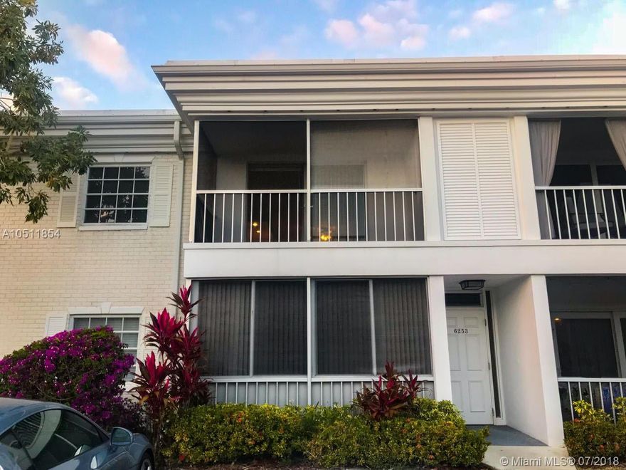 Beautiful Bay Colony remodeled 2/2 condo.Open kitchen with granite countertops, mosaic backsplash, rustic wood
cabinets, day/evening lighting, Tile in living room, kitchen and bathrooms area and dark wood floors in both
bedrooms. Walking closet in master bedroom, fully remodeled bathrooms, washer/dryer in the apartment.
Community features 4 heated pools, tennis courts, amazing gym, 3 clubhouses, gazebo bar/pool on Intracoastal.