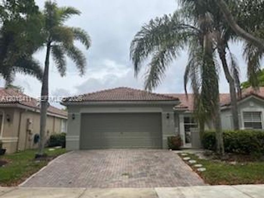 Beautifully maintained 3-bedroom, 2-bath villa featuring a spacious open layout and a 2-car garage. This single-family home offer a bright living area, well-appointed kitchen with ample cabinet space, and comfortable bedrooms designed for everyday living. The primary suite includes a private bath and generous closet space. Enjoy a private outdoor area perfect for relaxing or entertaining. Conveniently located near shopping, dining, A+ schools, and major highways. A perfect blend of comfort, functionality and low-maintenance living. This community uses all Savannas pools, clubhouse and other amenities.
