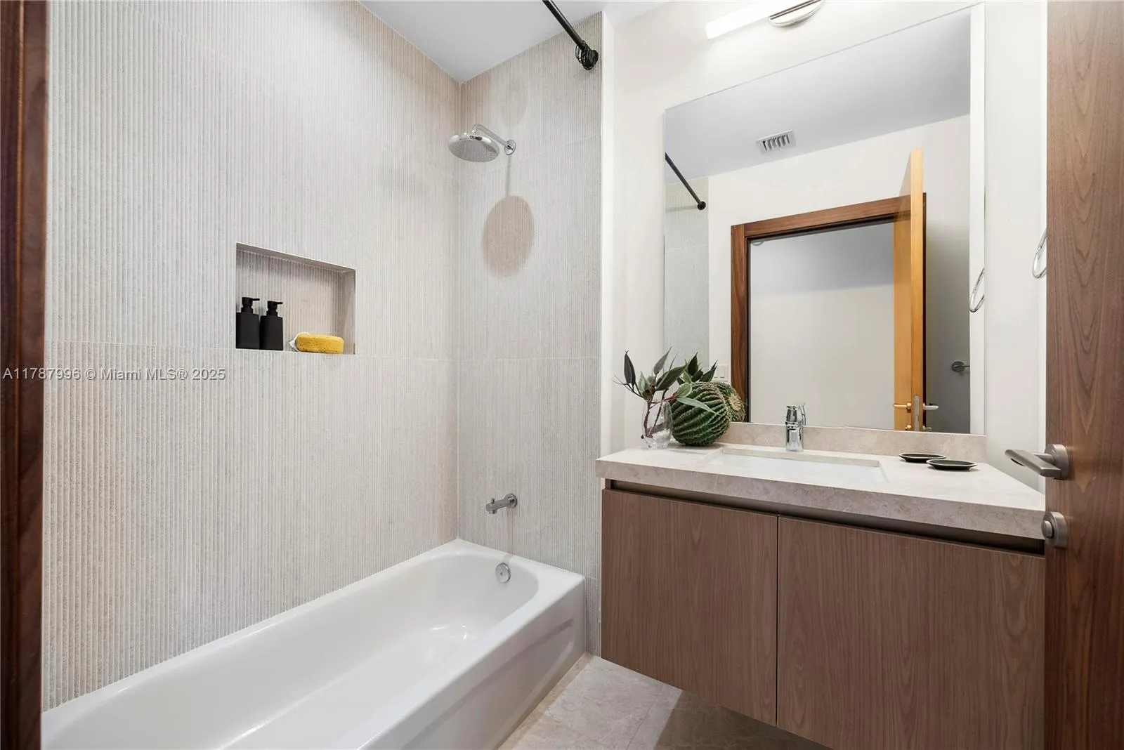 Coral Gables, Florida 33134, United States, 2 Bedrooms Bedrooms, ,2 BathroomsBathrooms,Residential,Active,114868