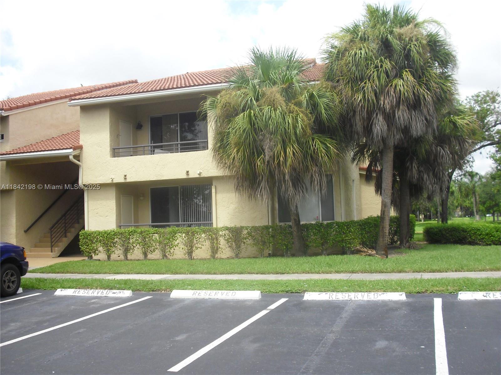 Beautiful unit with private balcony and un obstructed view to a lake.
The property is surrounded by gardens and trees making it a peaceful community.
It has great amenities such as swimming pool, tenis court, volleyball court, etc.