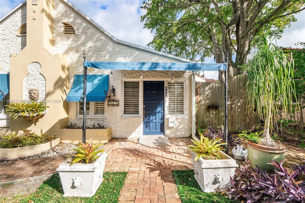 Photo of 909 SE 5th Ct, Fort Lauderdale, FL 33301 (MLS # A11893374)