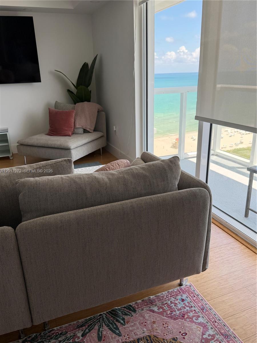 2457 Collins Ave PH-5
