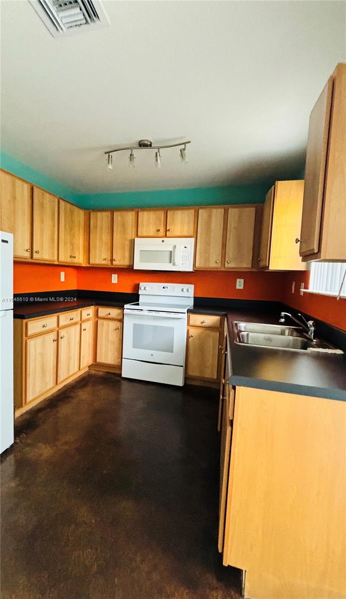 Rental Property at 2066 Ne 167th St 3-109, North Miami Beach, Miami-Dade County, Florida - Bedrooms: 3 
Bathrooms: 3  - $2,450 MO.
