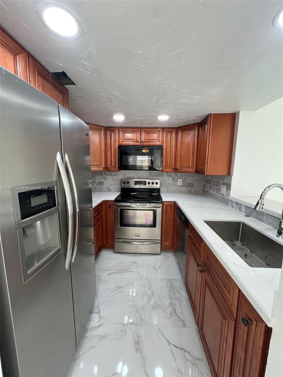 ROCK ISLAND LAND CORP - Residential Lease