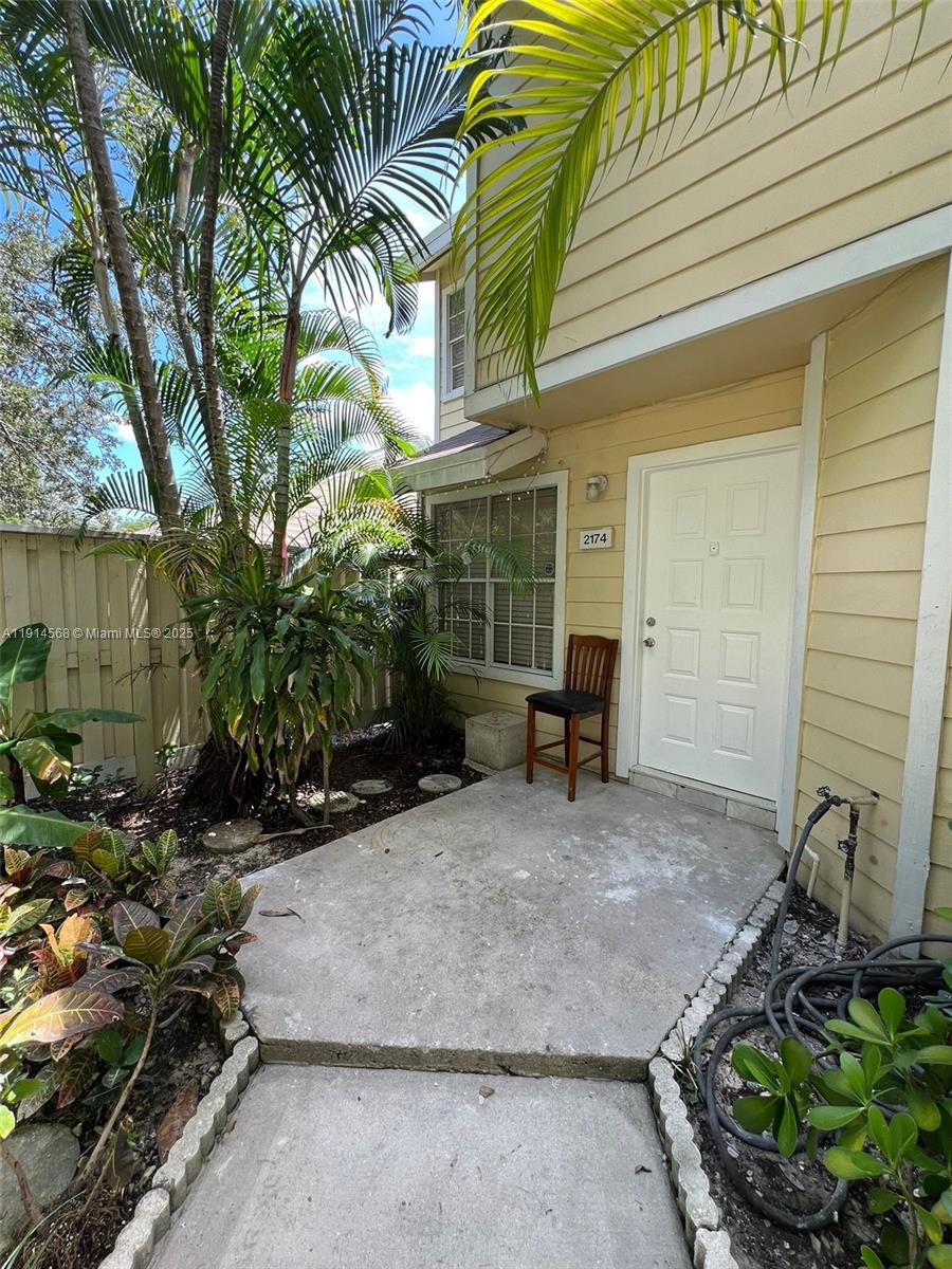 ROCK ISLAND LAND CORP - Residential Lease