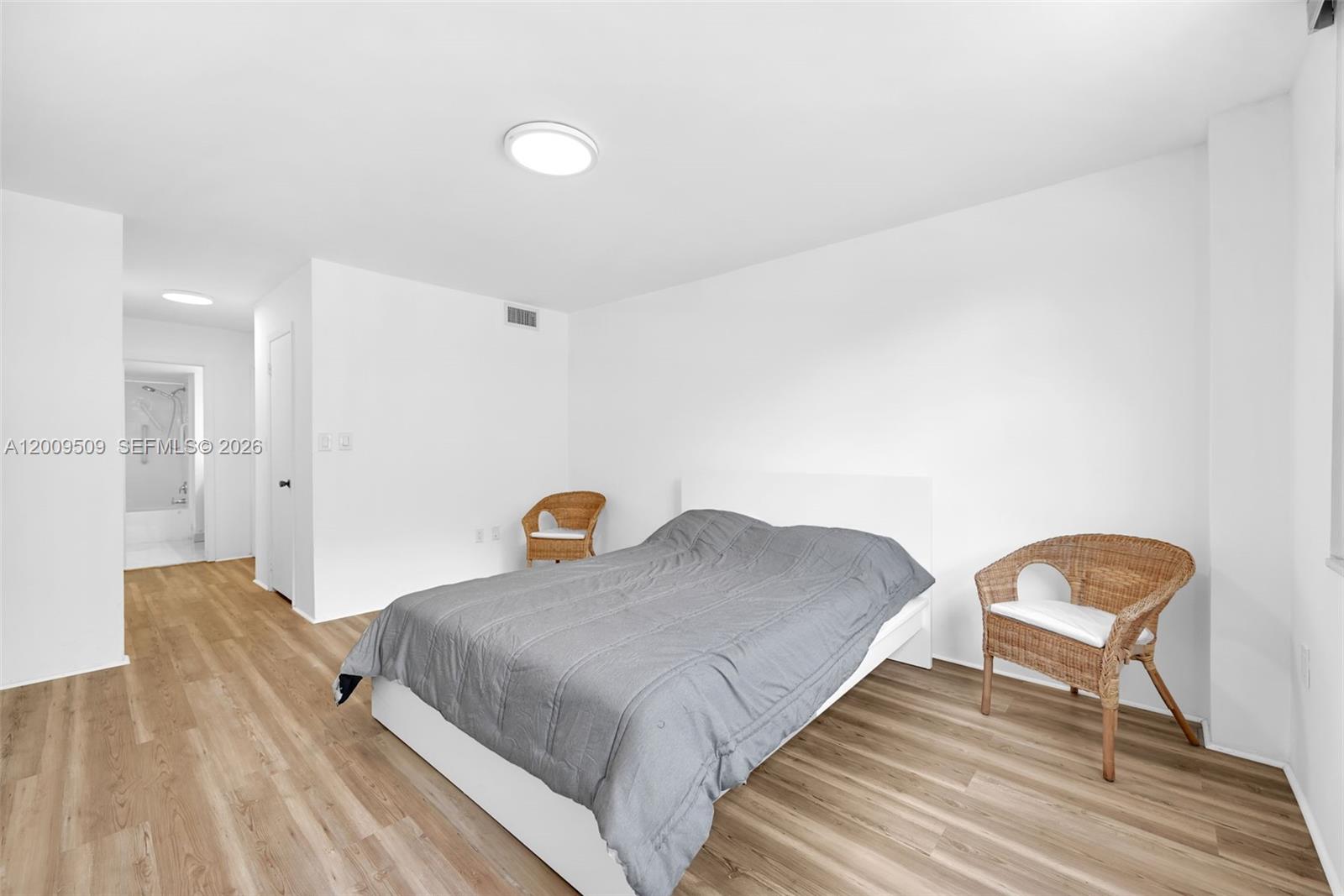 COMMODORE PLAZA CONDO - Residential
