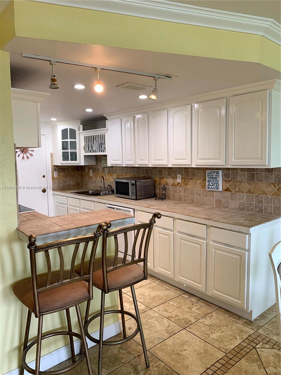 5401 Collins Ave 131