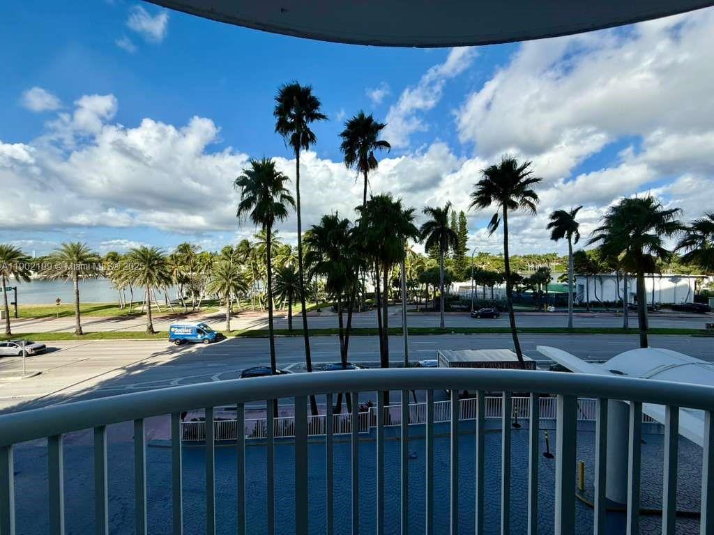 5401 Collins Ave 131