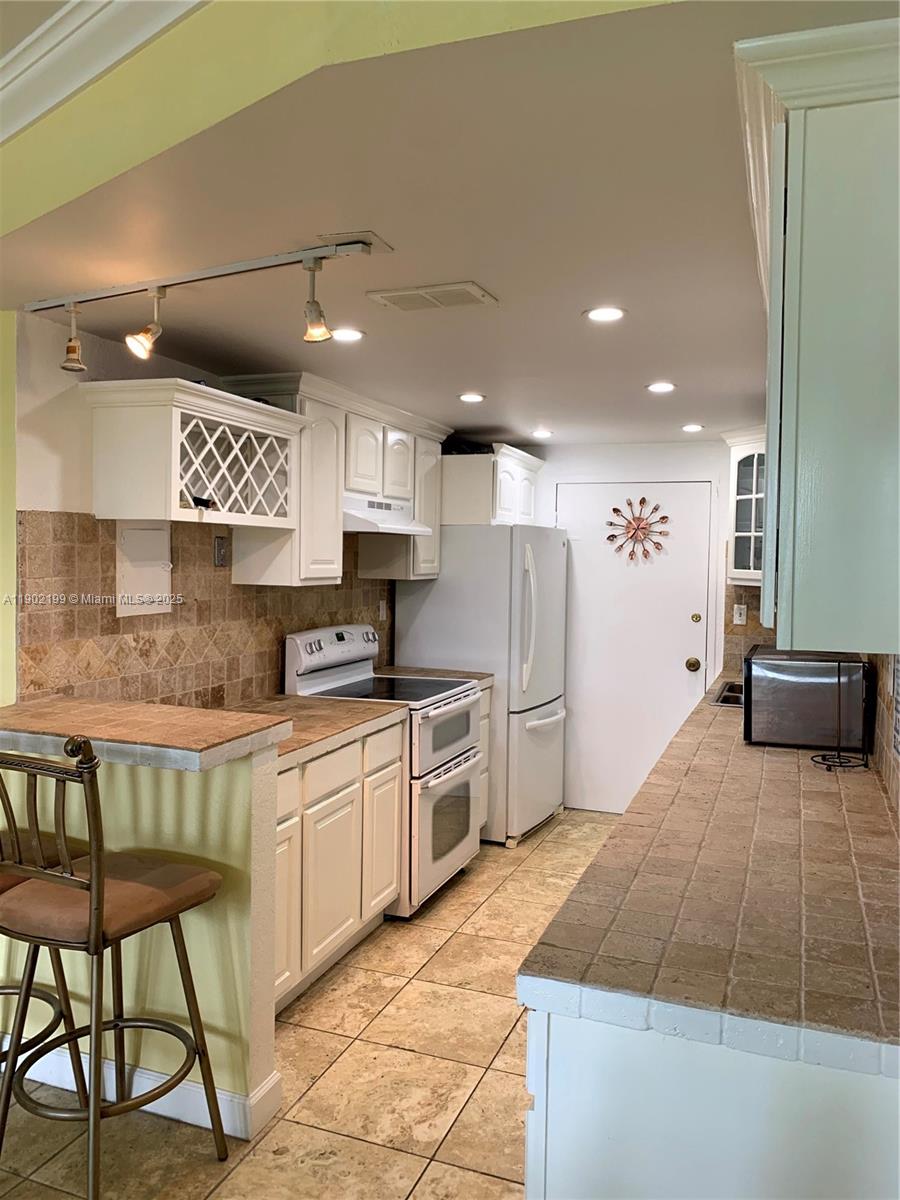5401 Collins Ave 131