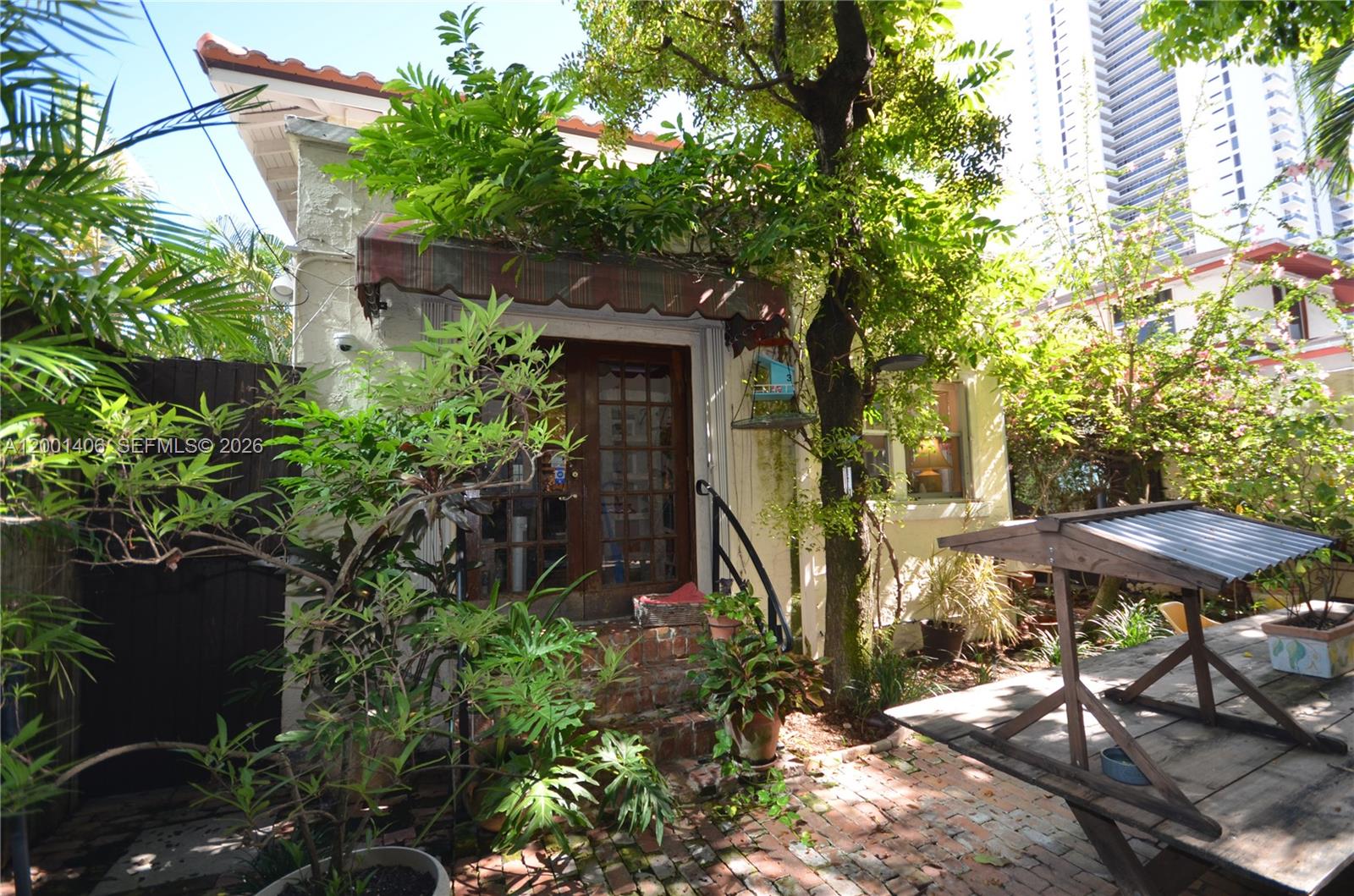 ESCOTTONIA PARK - Land