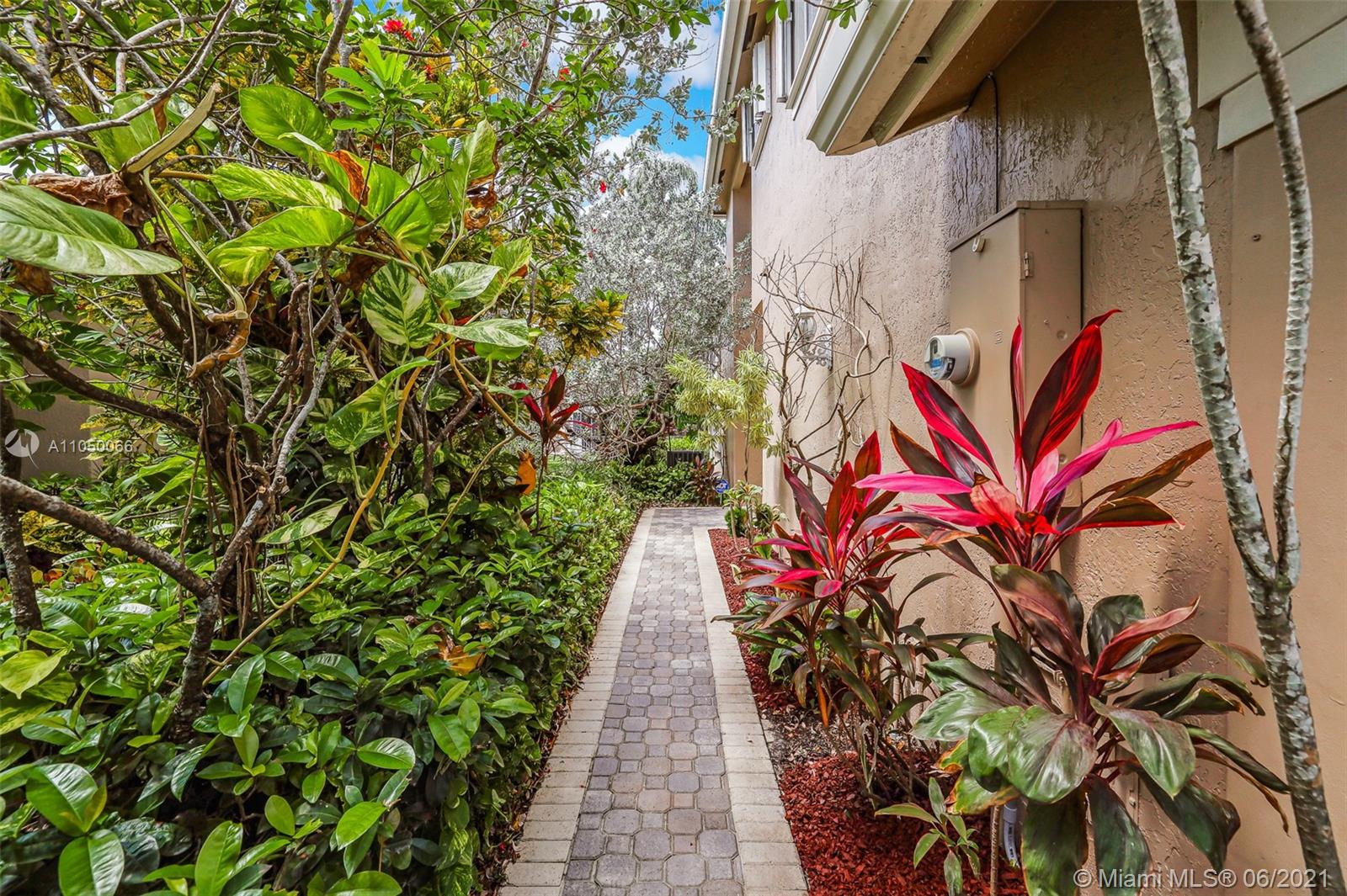 HOLLYWOOD LAKES COUNTRY C - Residential