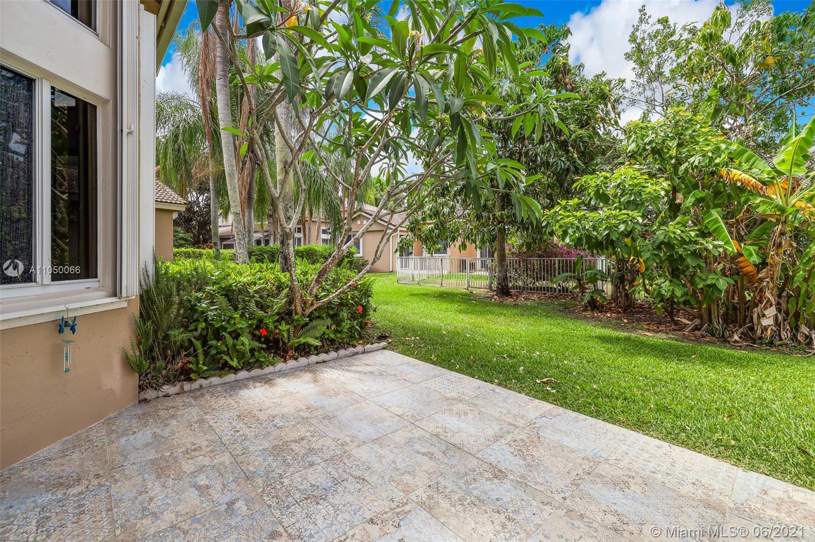 HOLLYWOOD LAKES COUNTRY C - Residential