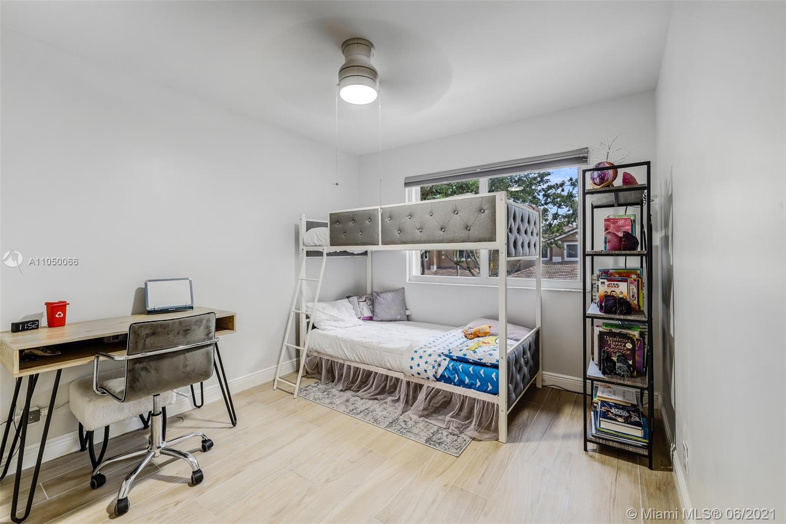 HOLLYWOOD LAKES COUNTRY C - Residential