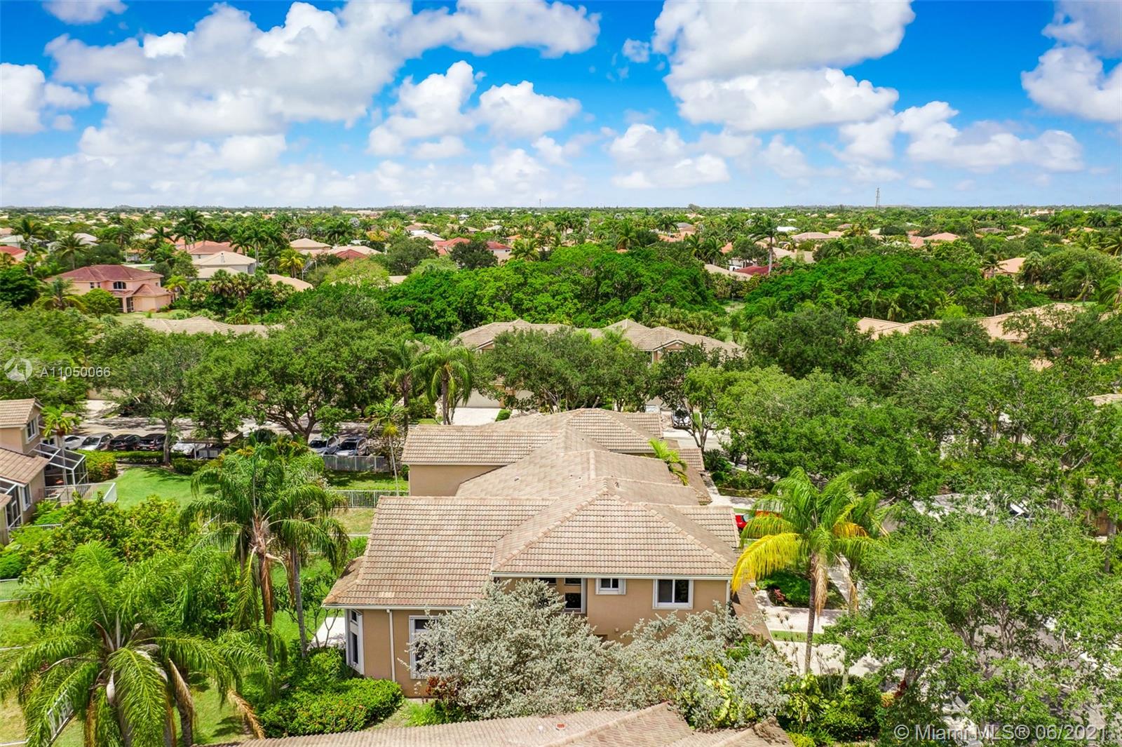 HOLLYWOOD LAKES COUNTRY C - Residential
