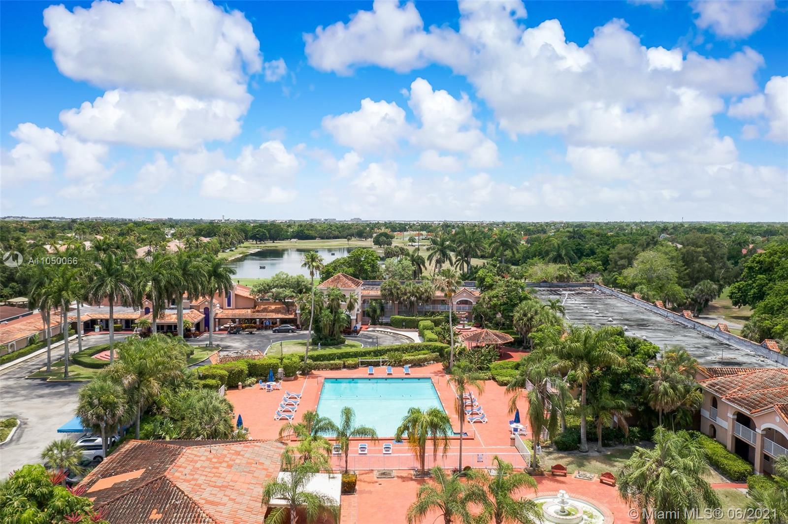 HOLLYWOOD LAKES COUNTRY C - Residential