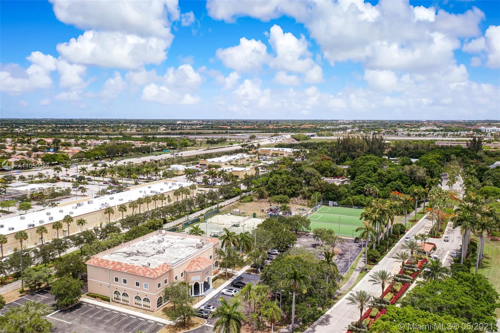 HOLLYWOOD LAKES COUNTRY C - Residential