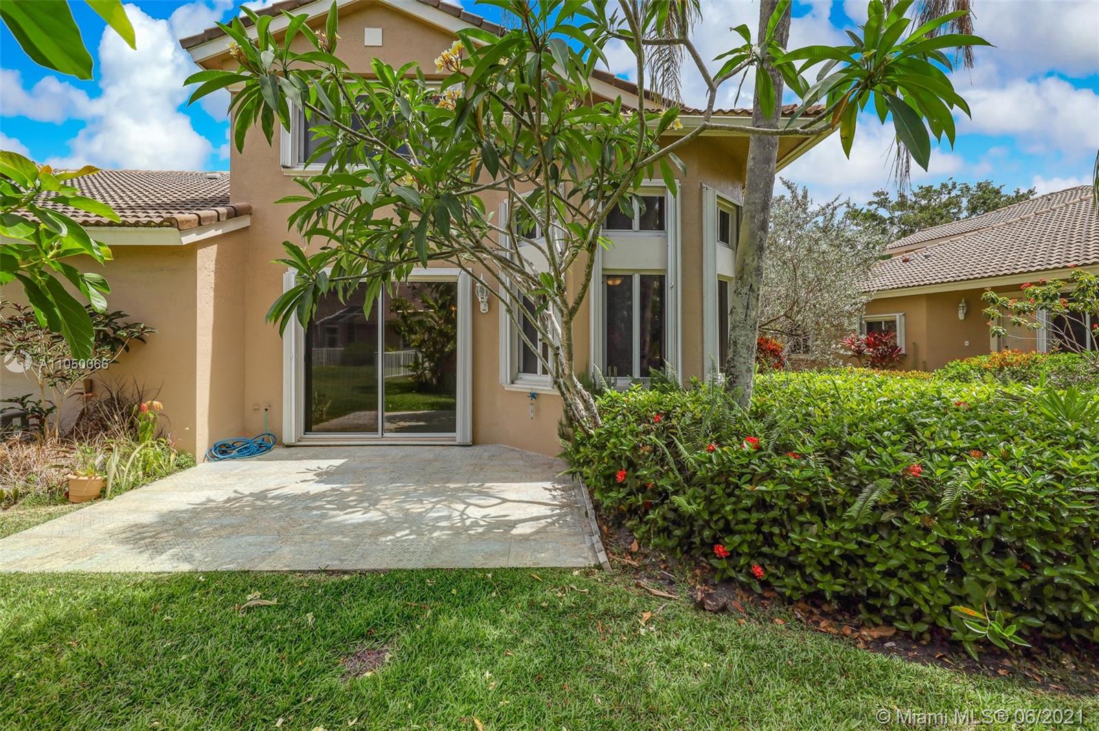 HOLLYWOOD LAKES COUNTRY C - Residential
