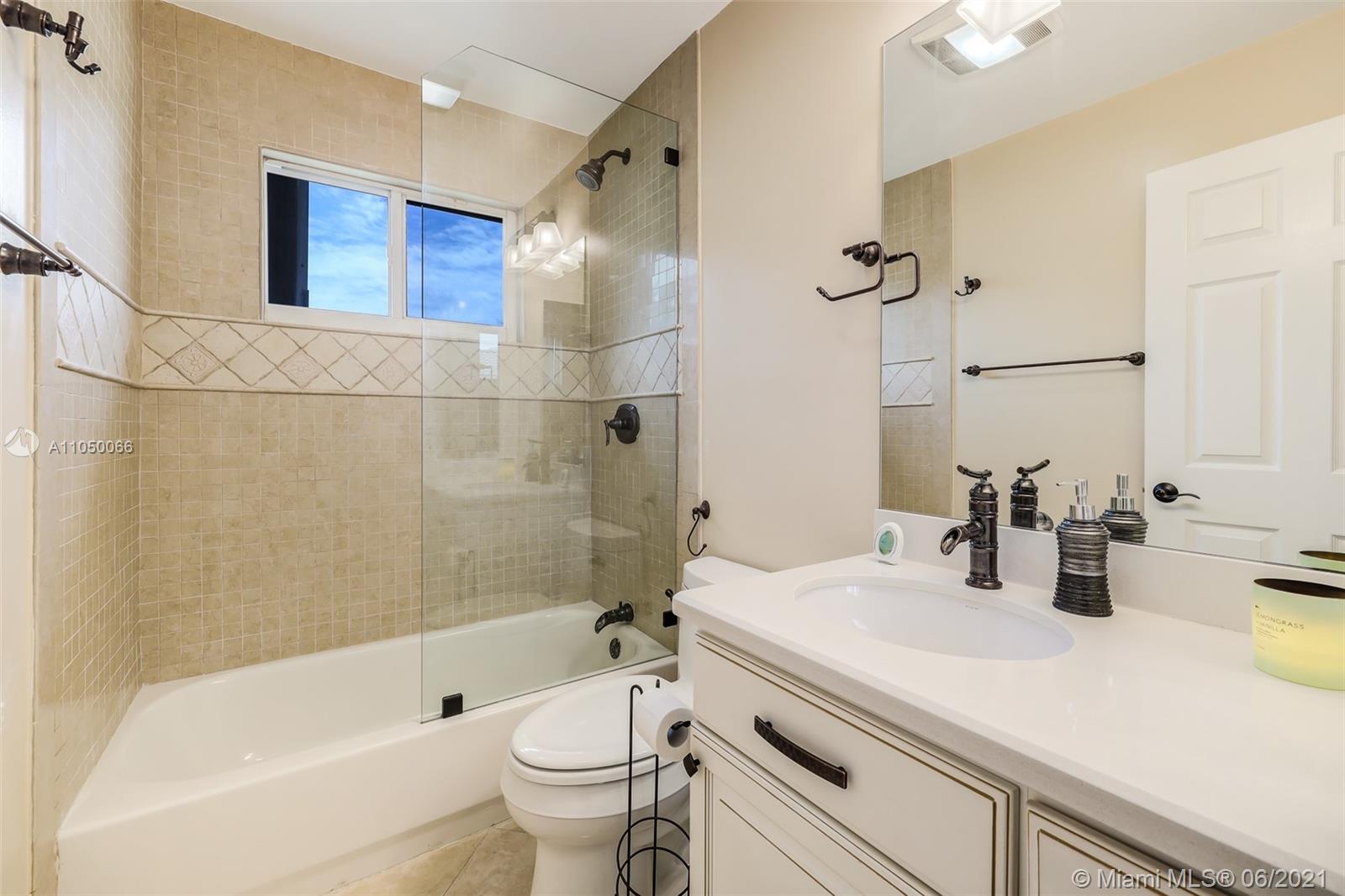 HOLLYWOOD LAKES COUNTRY C - Residential
