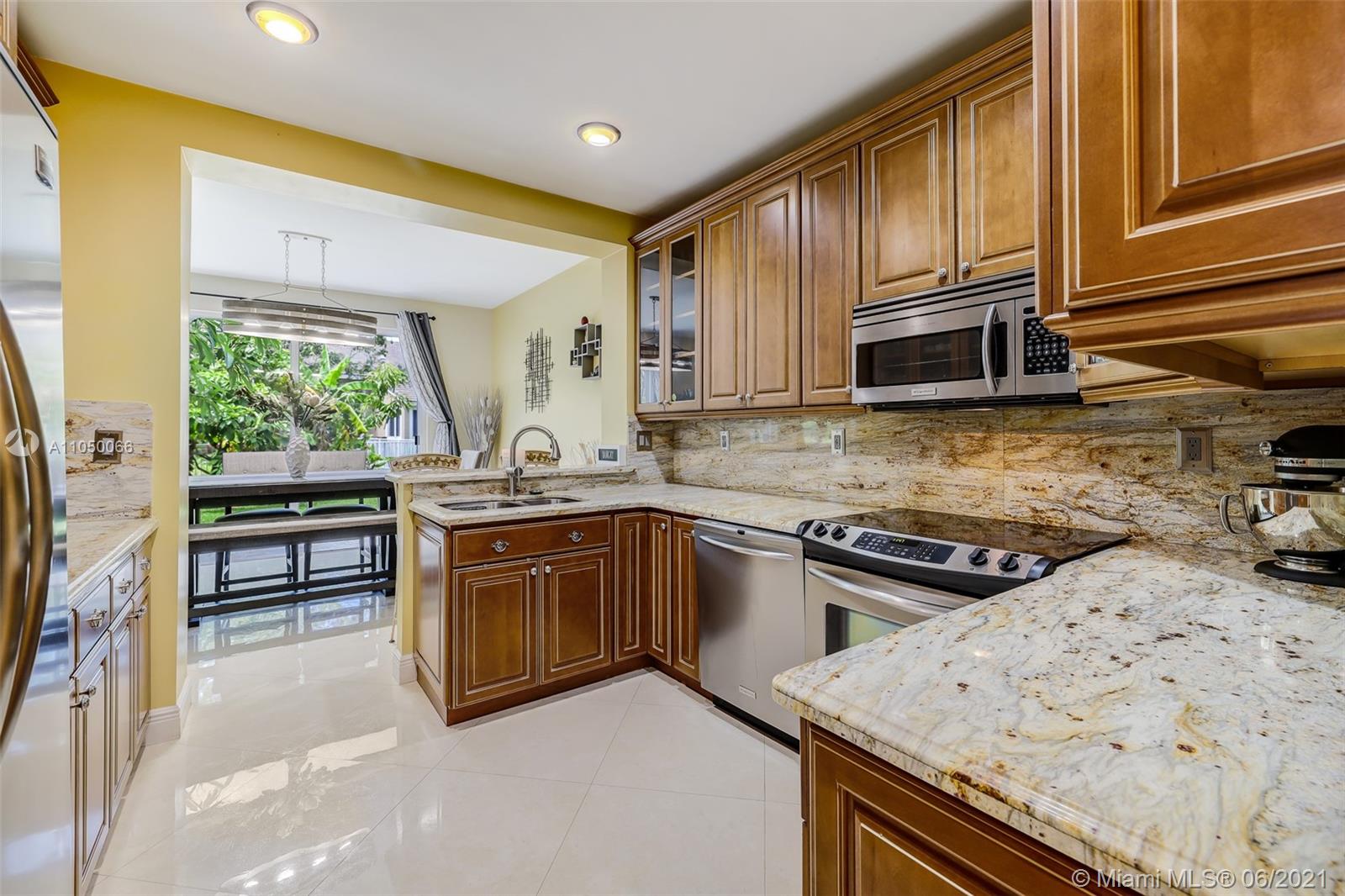 HOLLYWOOD LAKES COUNTRY C - Residential