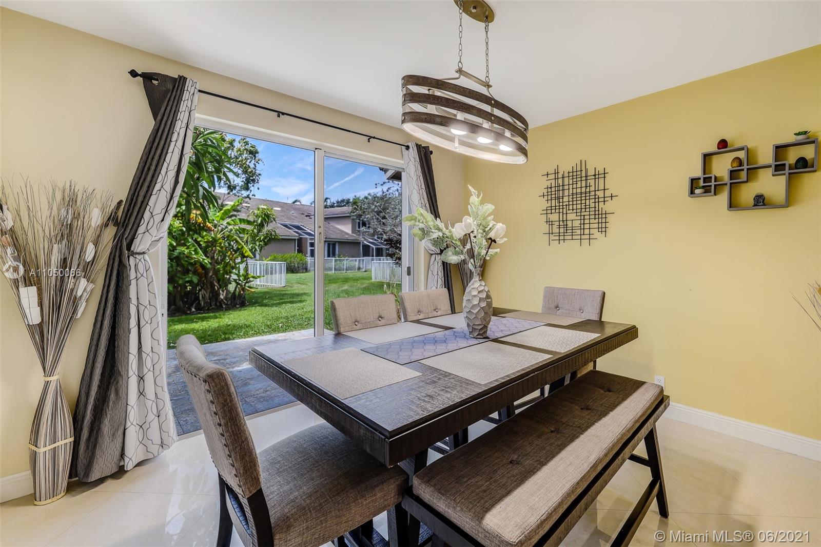 HOLLYWOOD LAKES COUNTRY C - Residential
