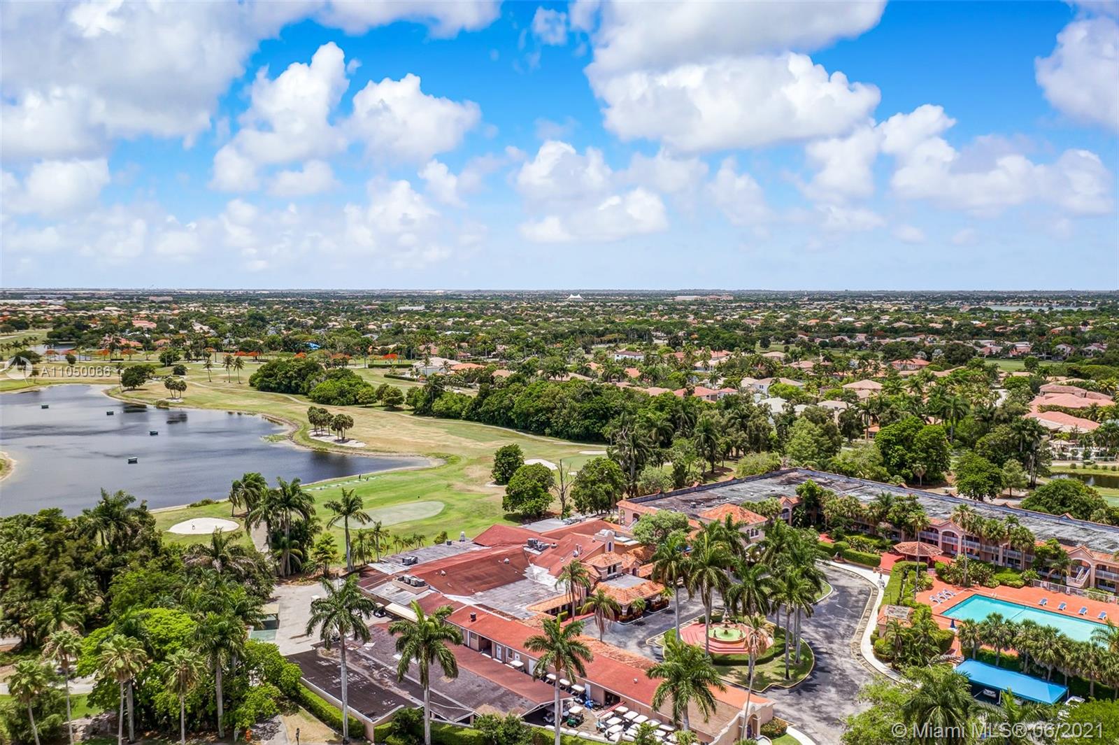 HOLLYWOOD LAKES COUNTRY C - Residential