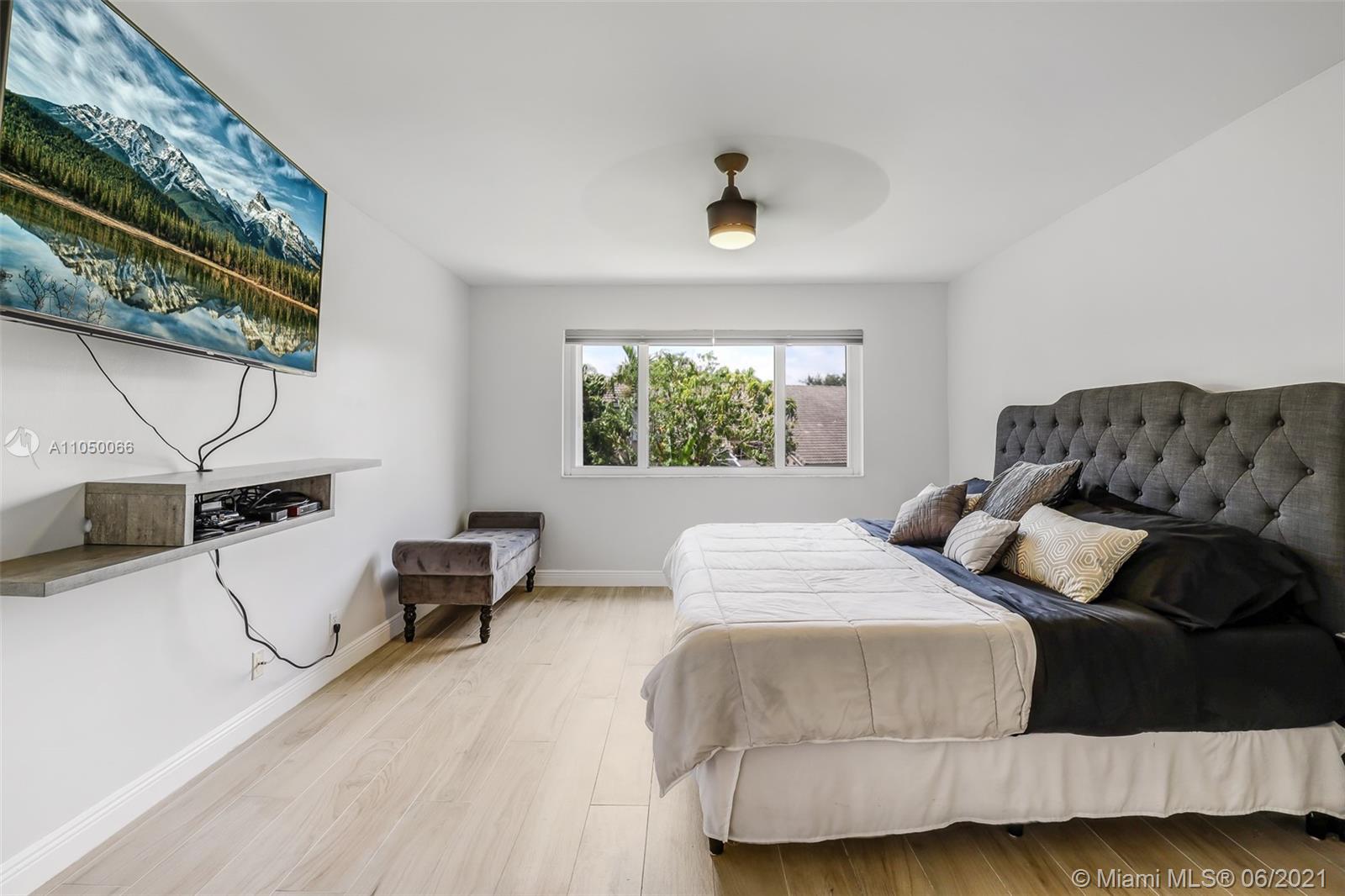 HOLLYWOOD LAKES COUNTRY C - Residential