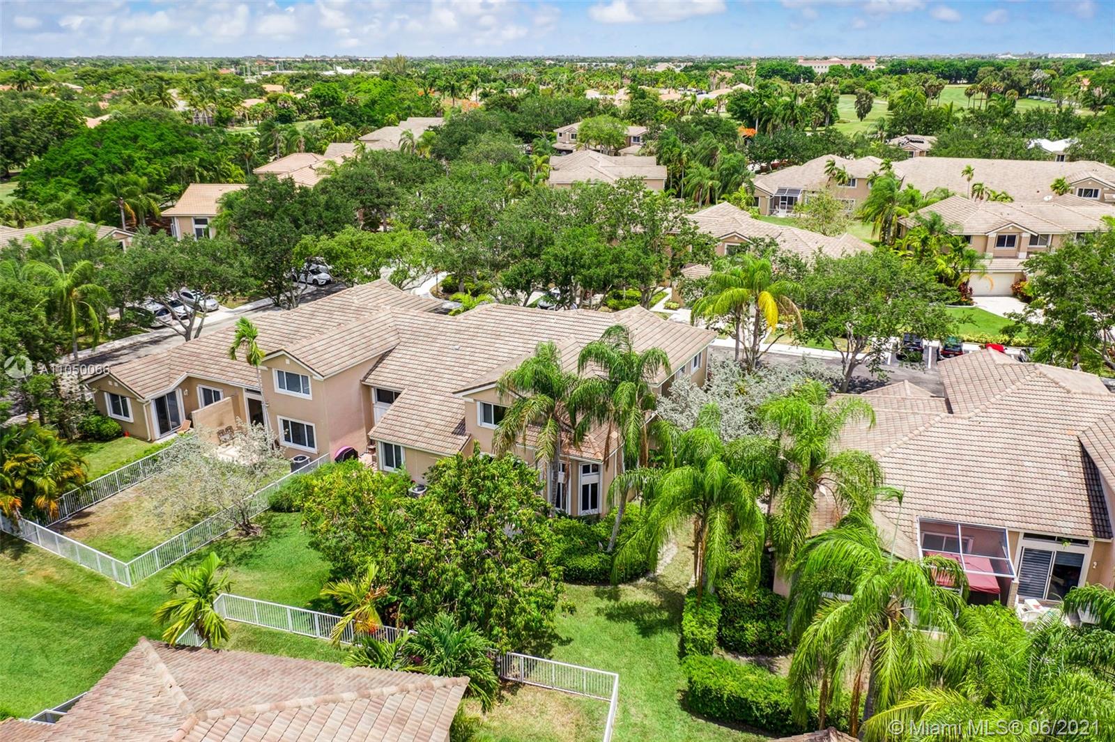 HOLLYWOOD LAKES COUNTRY C - Residential