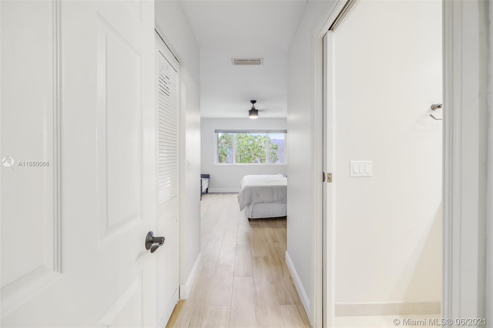 HOLLYWOOD LAKES COUNTRY C - Residential