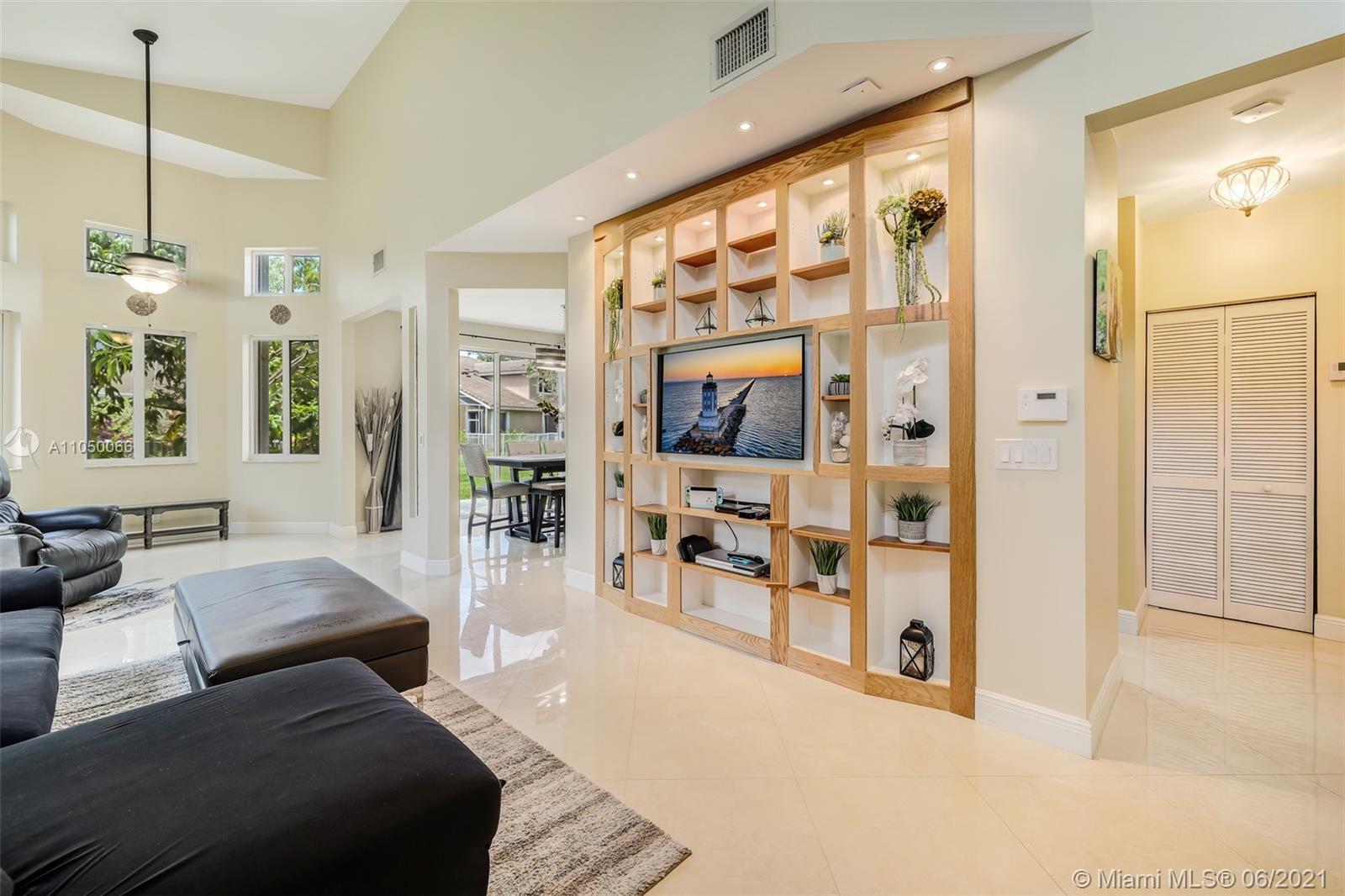 HOLLYWOOD LAKES COUNTRY C - Residential