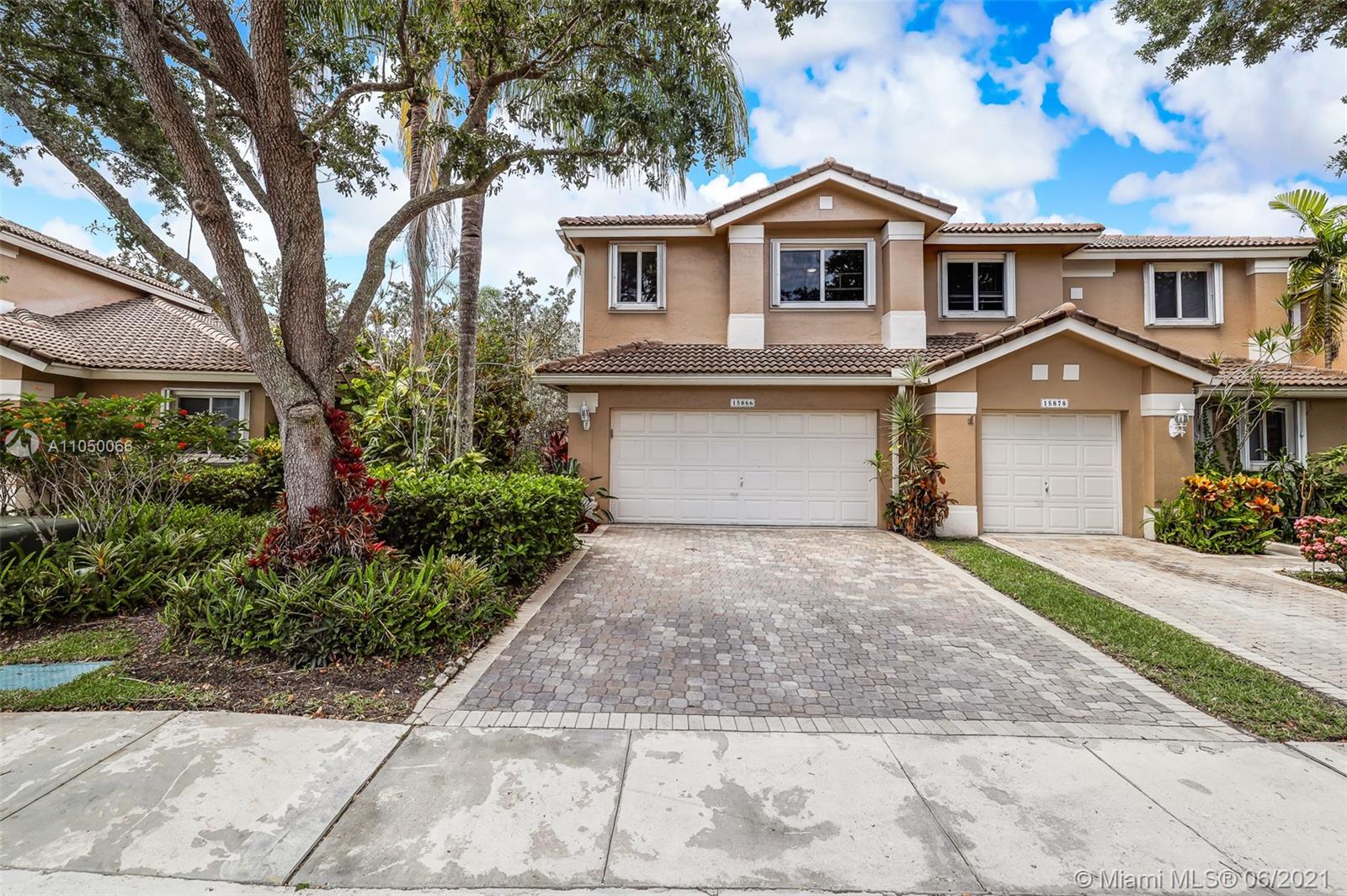 HOLLYWOOD LAKES COUNTRY C - Residential