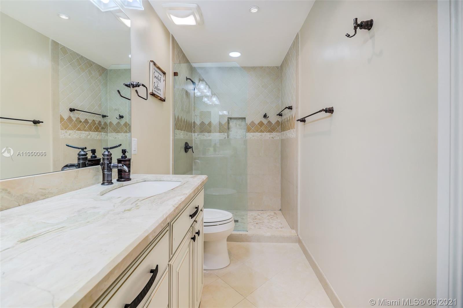 HOLLYWOOD LAKES COUNTRY C - Residential