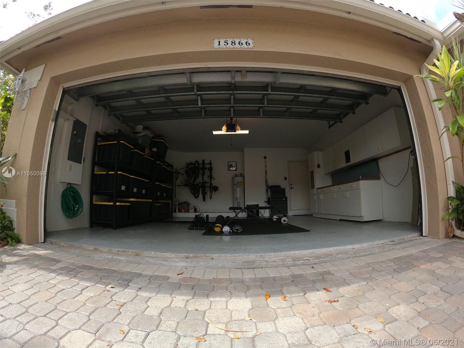HOLLYWOOD LAKES COUNTRY C - Residential