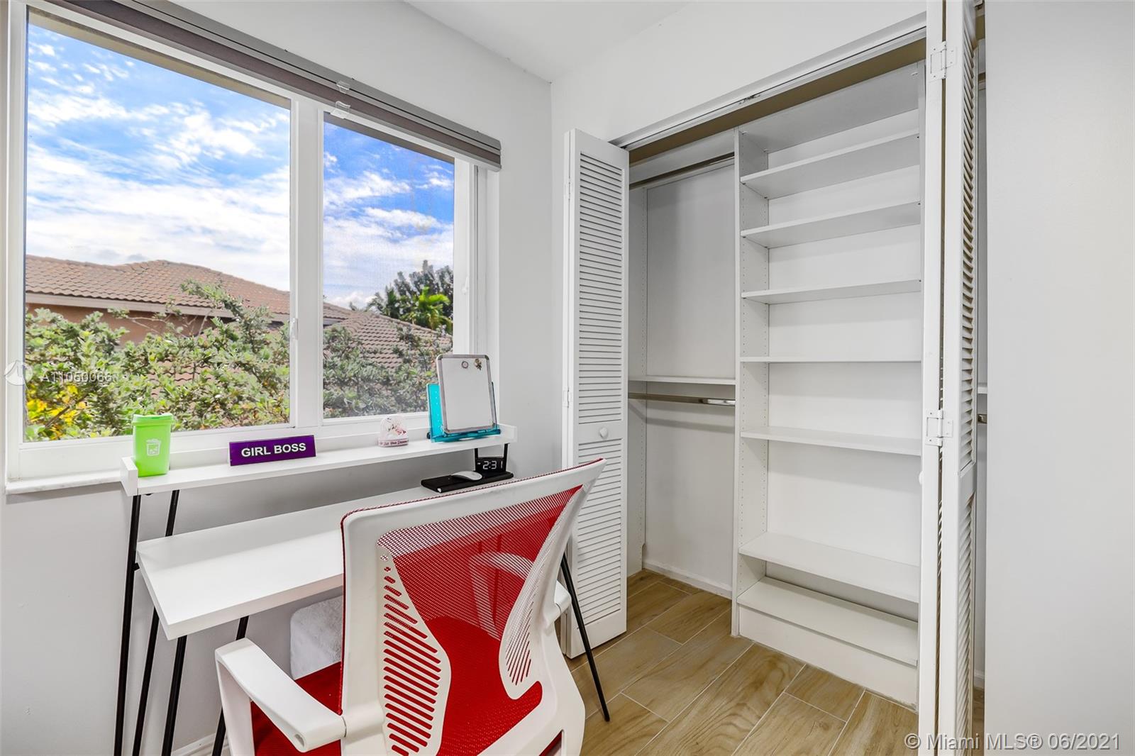 HOLLYWOOD LAKES COUNTRY C - Residential