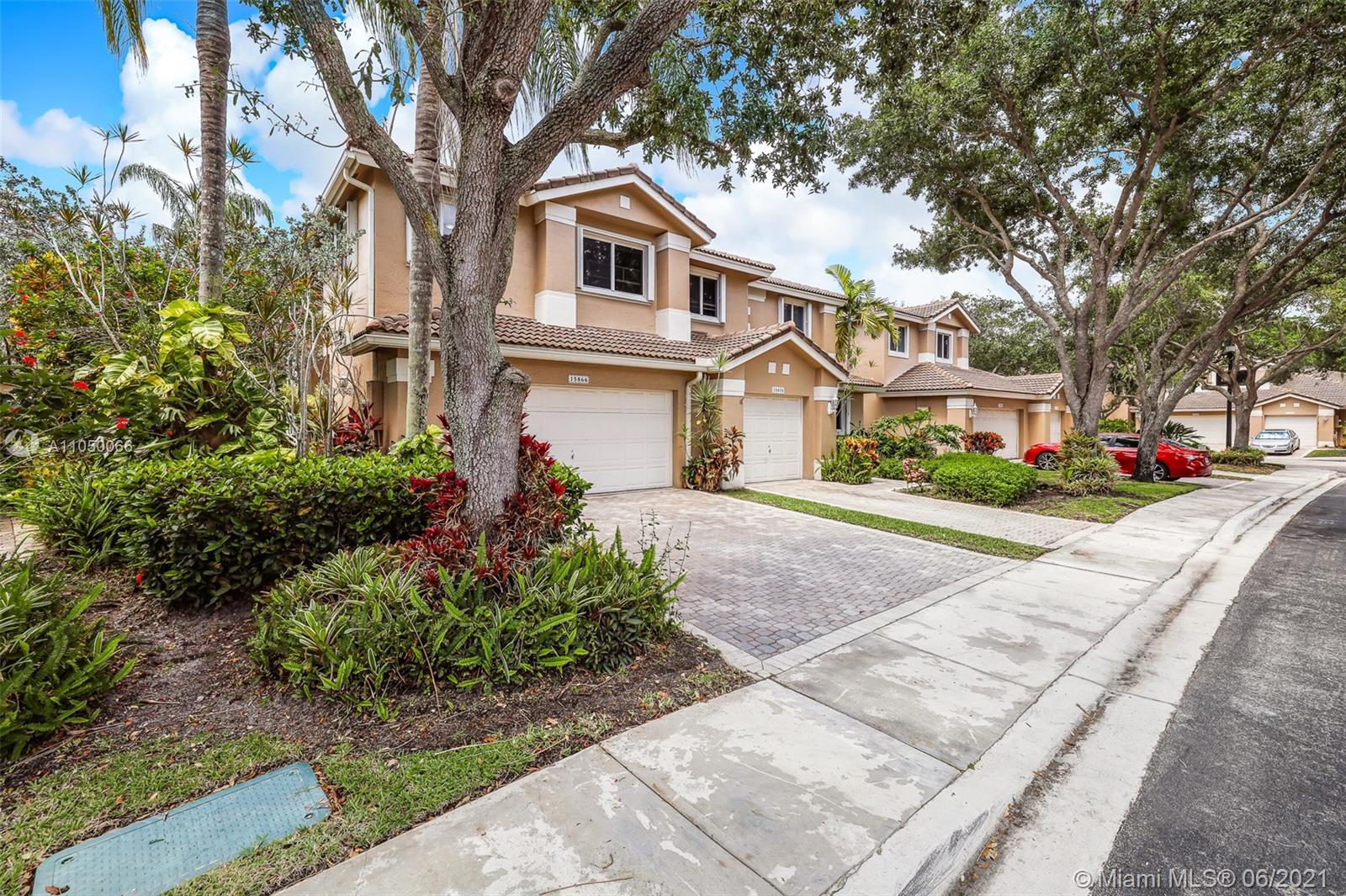 HOLLYWOOD LAKES COUNTRY C - Residential