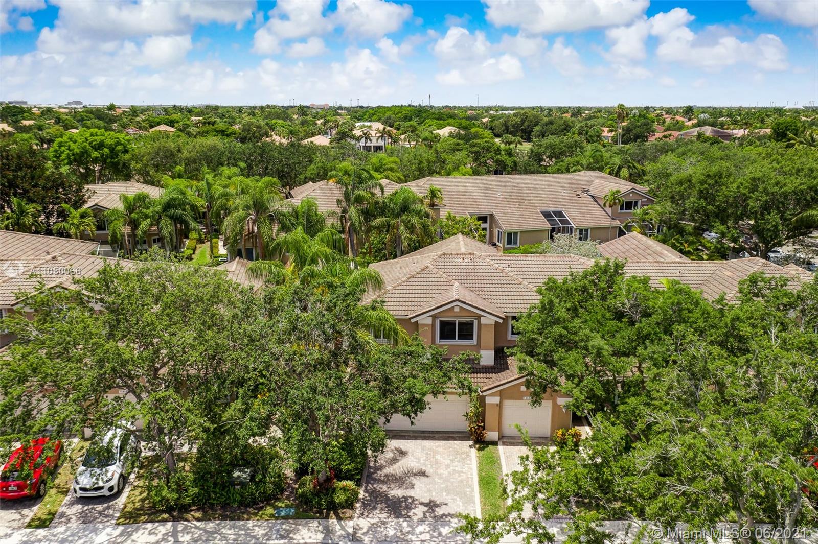 HOLLYWOOD LAKES COUNTRY C - Residential