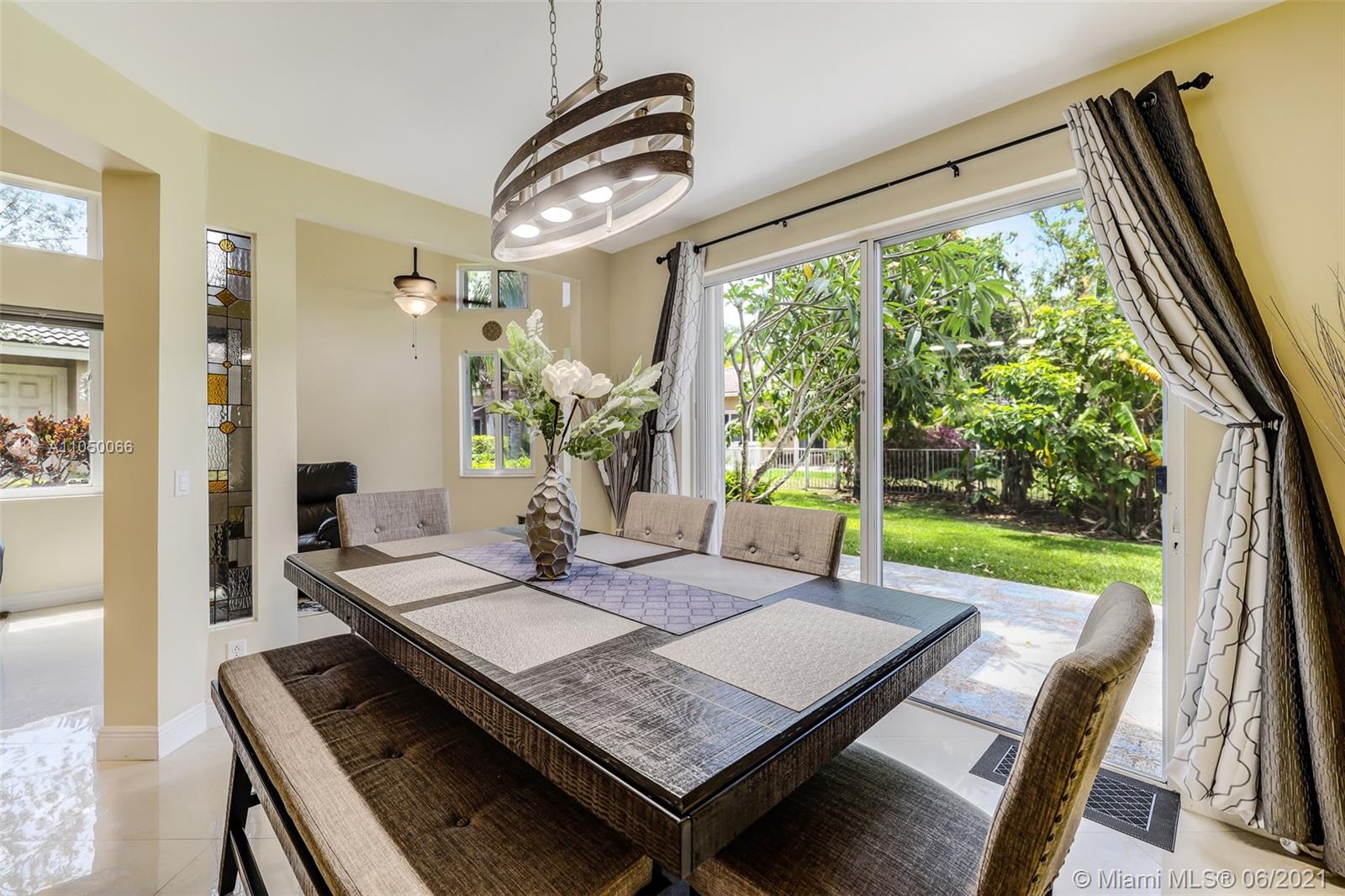 HOLLYWOOD LAKES COUNTRY C - Residential