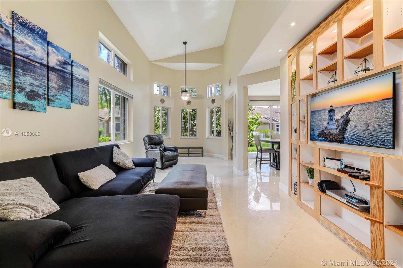 HOLLYWOOD LAKES COUNTRY C - Residential